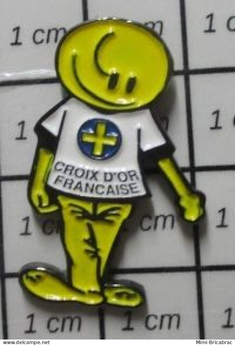 912e Pin's Pins / Beau Et Rare / ASSOCIATIONS / BONHOMME SMILEY JAUNE CROIX D'OR Debout FRANCAISE - Verenigingen