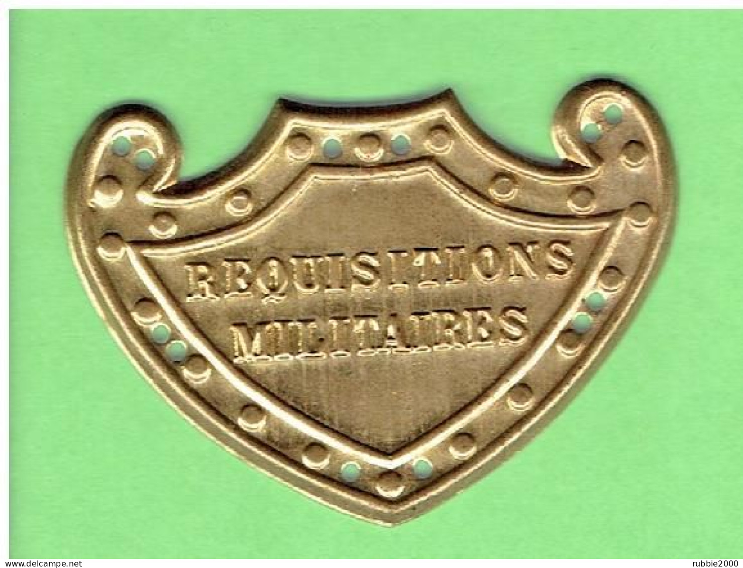 INSIGNE DE BRASSARD 1939 1945 WWII REQUISITIONS MILITAIRES EN TOLE EMBOUTIE 6,1 X 4,4 CM. - 1939-45