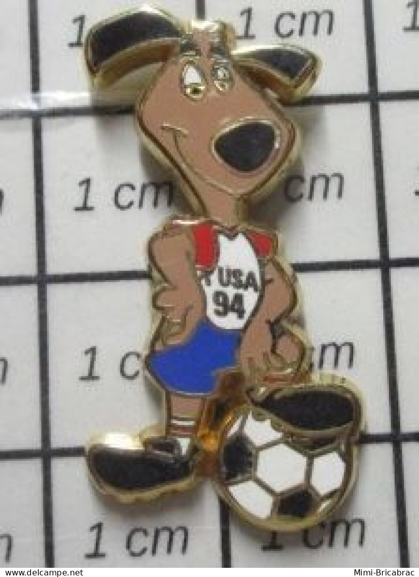 912e  Pin's Pins / Beau Et Rare / SPORTS / FOOTBALL MONDIAL USA 94 MASCOTTE CHIEN Par STARPIN'S - Football