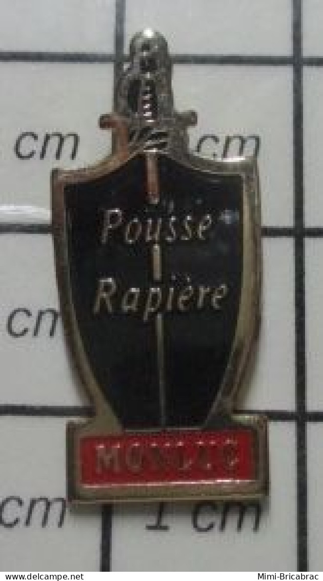 912e Pin's Pins / Beau Et Rare /  BOISSONS / POUSSE-RAPIERE MONLUC EPEE Et Monluc C'est Du Poulet ? - Boissons