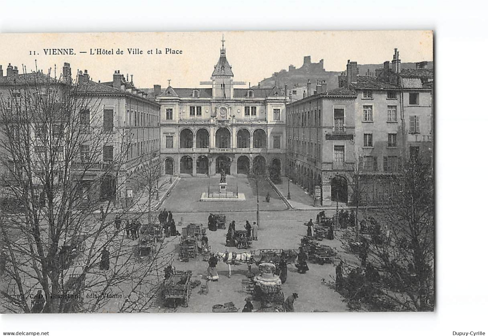 VIENNE - L'Hôtel De Ville Et La Place - Très Bon état - Vienne