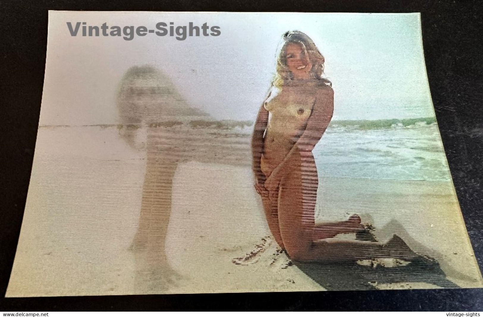 PS-5 Nude On Beach / Sand - Water - Pin-Up (Vintage 3D Stereo Effect Postcard Toppan ~1960s/1970s) - Pin-Ups