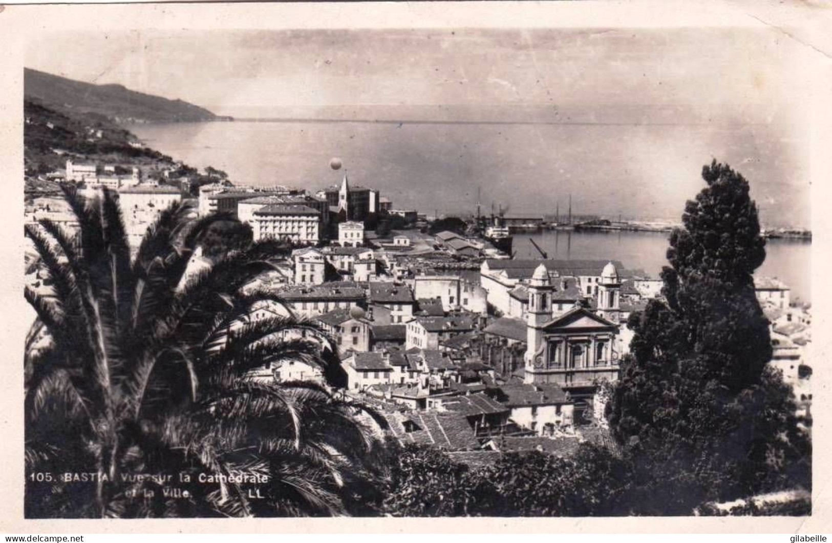 20 - Corse -   BASTIA -  Vue Sur La Cathedrale Et La Ville - Bastia