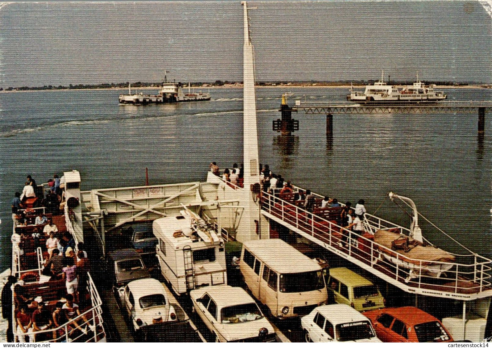 N°42473 Z -cpsm Bac De La Rochelle- Voitures Et Fourgon J7- - Voitures De Tourisme