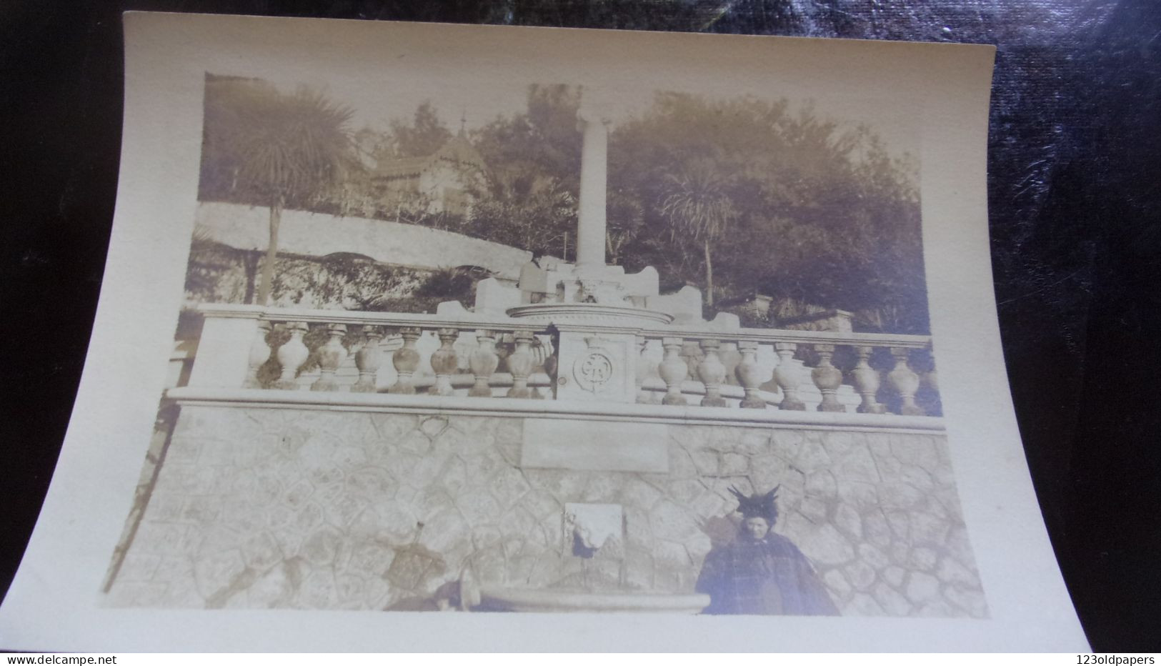 06 BELLE PHOTO DE CANNES LEGENDE  JANVIER 1899 FONTAINE DU MONUMENT DU DUC D ALBANY / LEOPOLD - Cannes