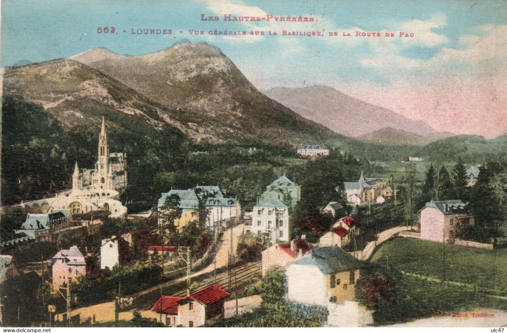 - 65 - LOURDES. - Vue Générale Sur La Basilique De La Route De Pau - Scan Verso - - Lourdes