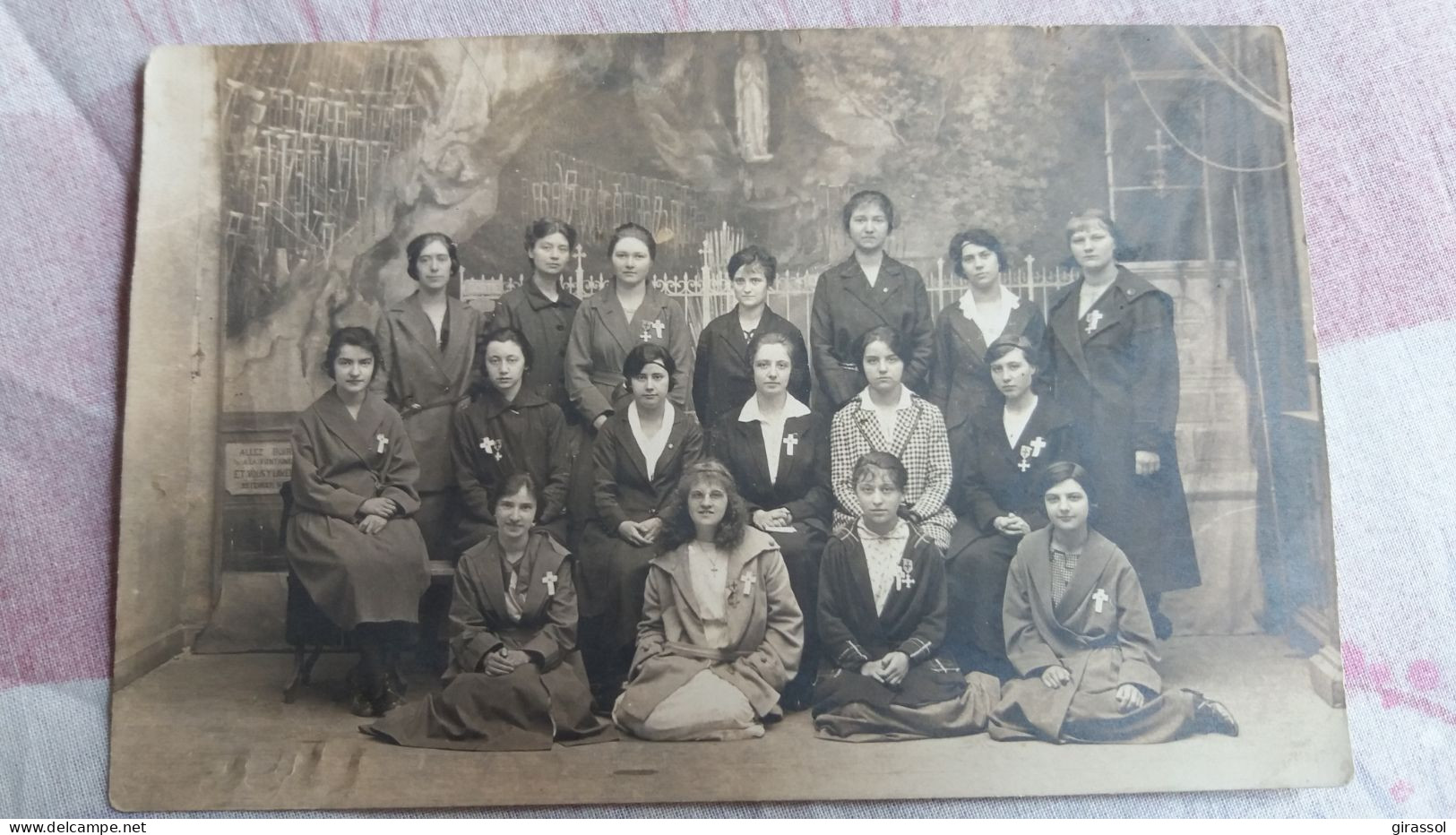 CPA PHOTO PHOTOGRAPHIE JEUNES FEMMES AVEC CROIX ET MEDAILLES FOND GROTTE LOURDES ? BOULOGNE ? NAZARETH UNE NOMMEE - Fotografia