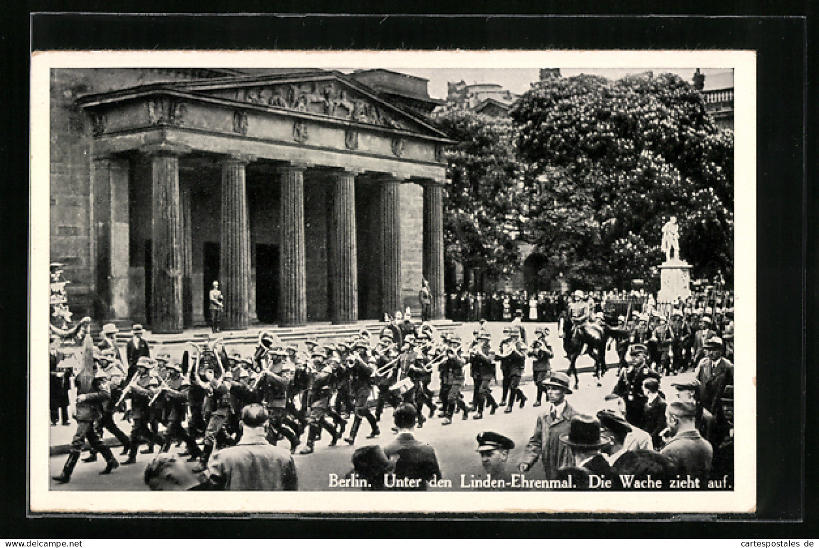 AK Berlin, Unter Den Linden-Ehrenmal, Aufzug Der Wache  - Mitte