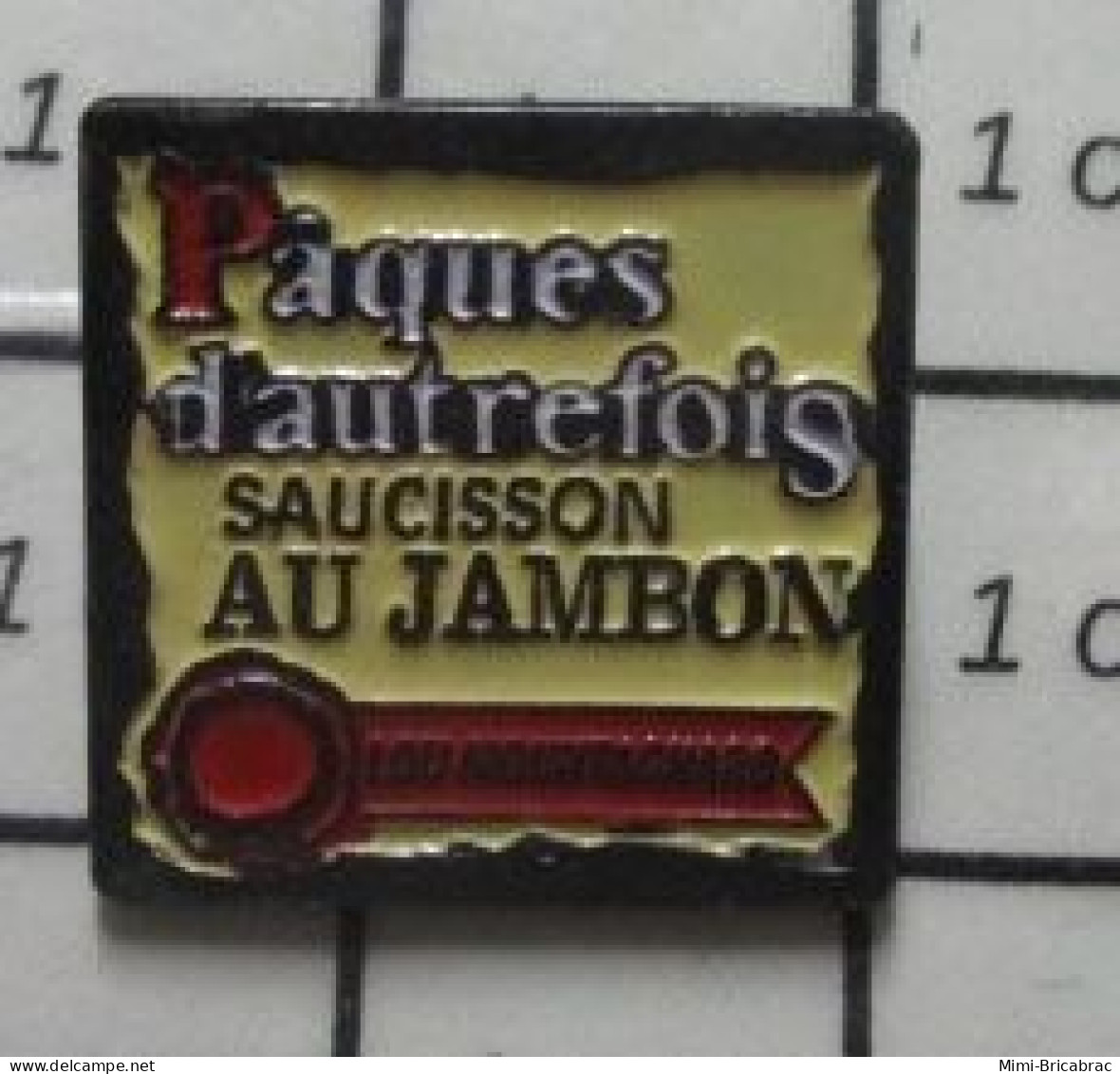 912e Pin's Pins / Beau Et Rare / ALIMENTATION / PAQUES D'AUTREFOIS SAUCISSON AU JAMBON - Levensmiddelen