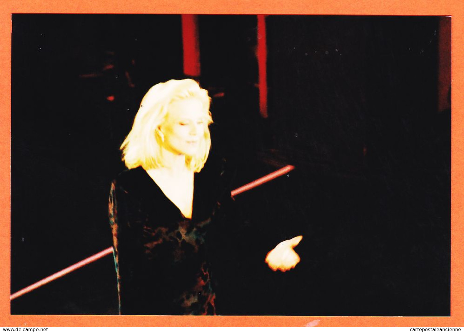 05249 / ⭐ ◉ SYLVIE VARTAN 1995 Spectacle Sur Scène Robe  Fourreau Noire Photographie Sur Papier Kodak 15x10cm - Singers & Musicians