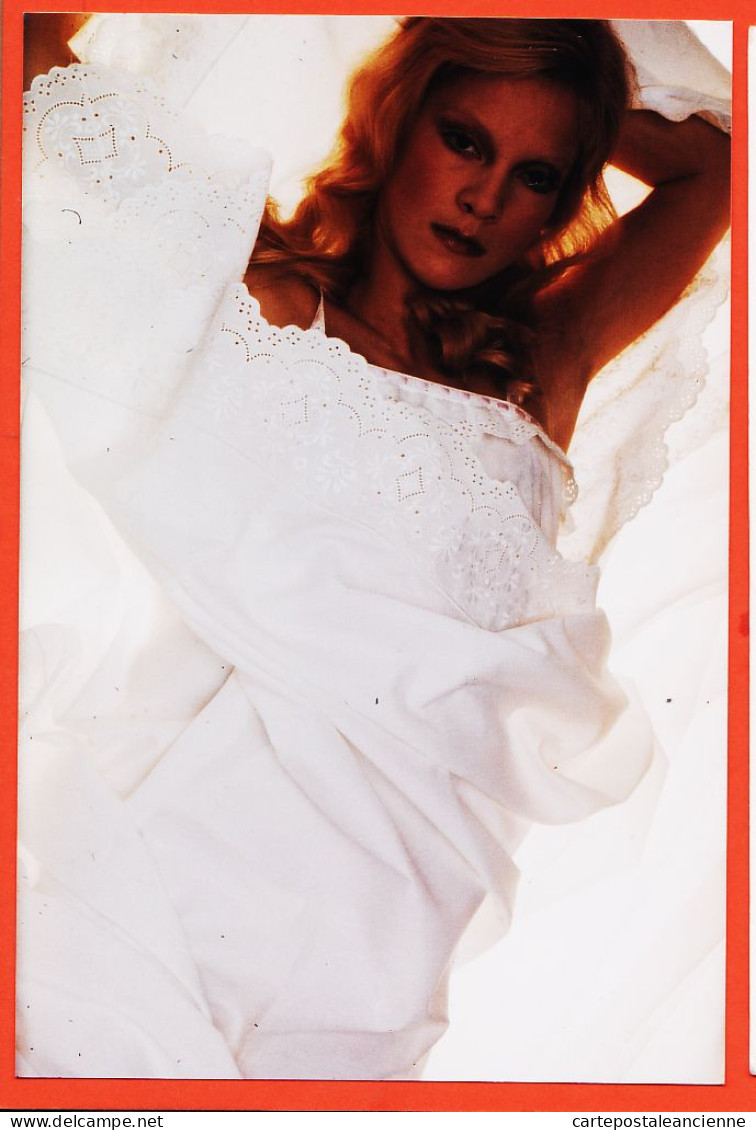 05227 ● SYLVIE VARTAN 1990s En Nuisette Dans Ses Draps Blancs Photographie Sur Papier Kodak 10x15cm - Chanteurs & Musiciens