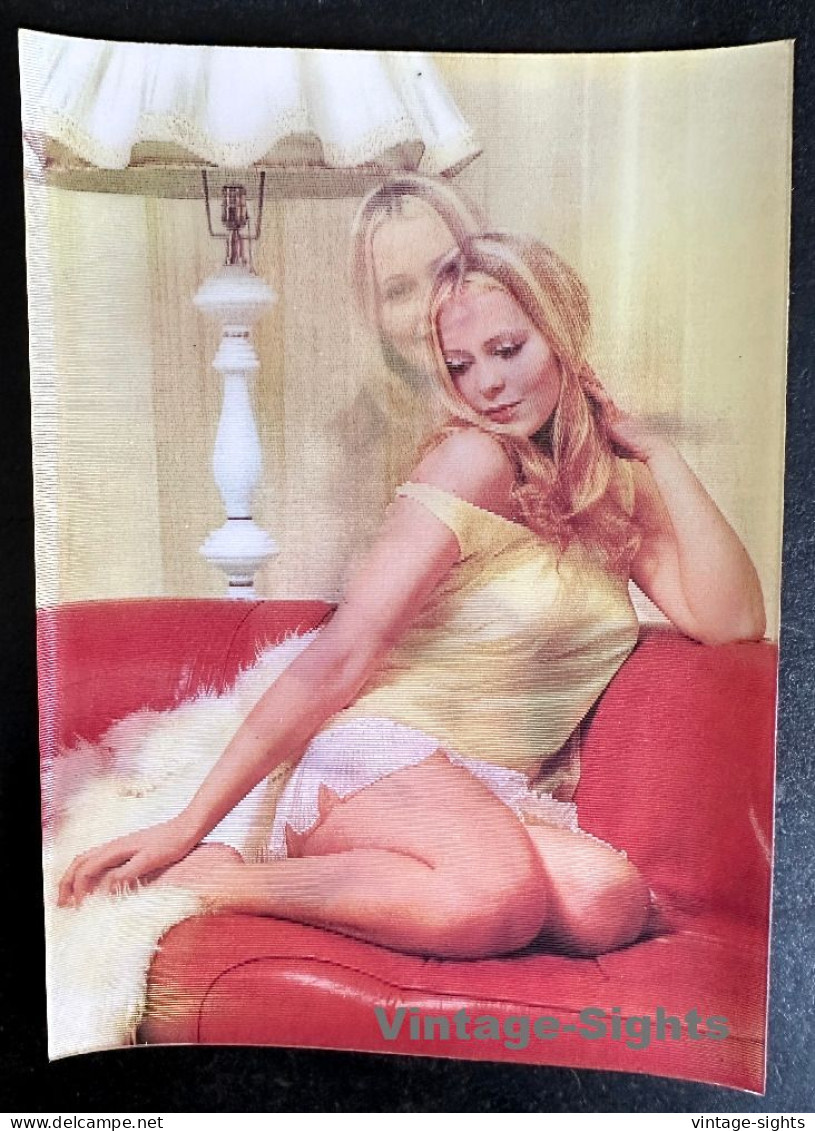 PK-315: Blonde Nude On Red Couch / Pin-Up (Vintage 3D Stereo Effect Postcard Toppan ~1960s/1970s) - Pin-Ups