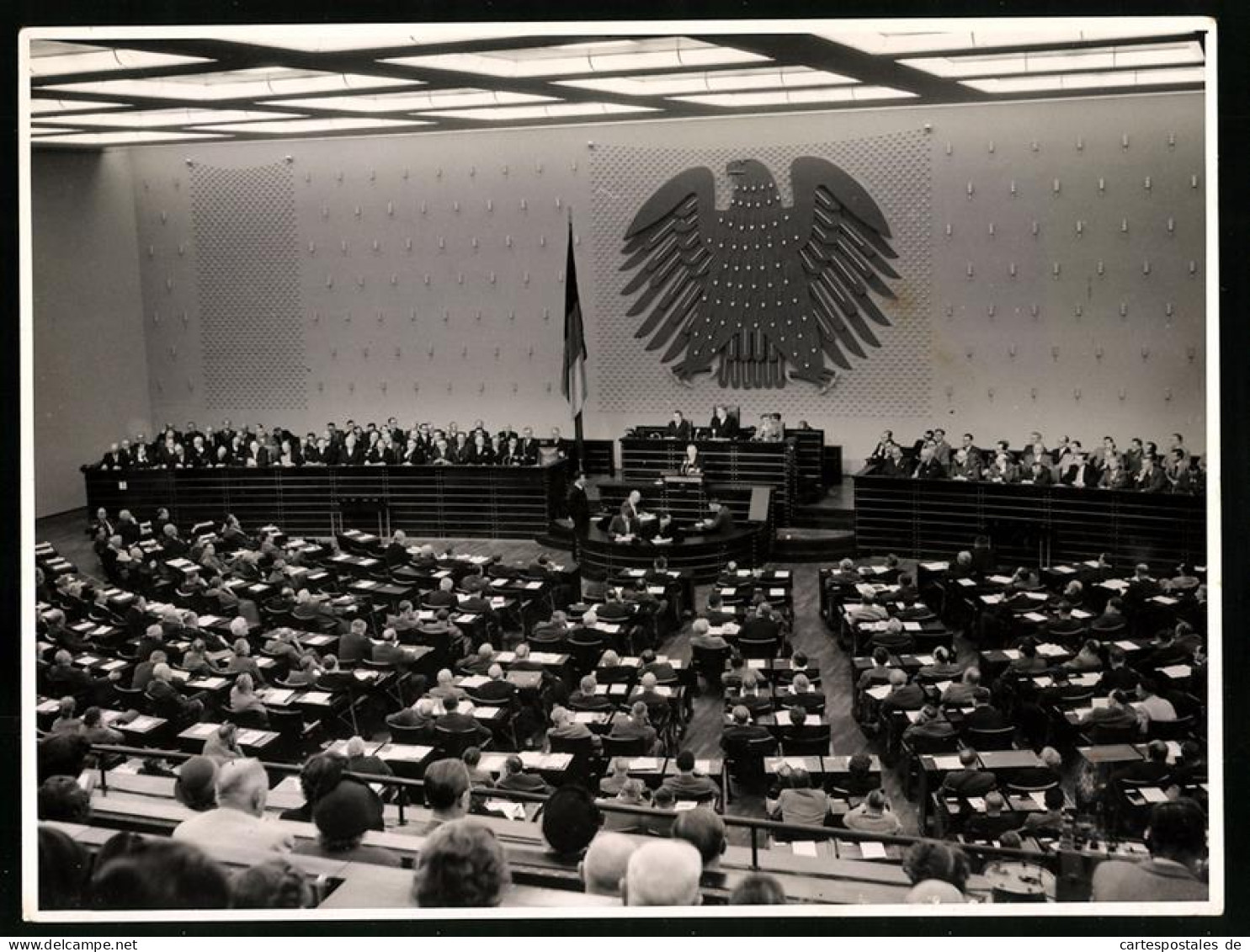 Fotografie Unbekannter Fotograf, Ansicht Bonn, Bundeskanzler Konrad Adenauer Hält Rede Zur Regierungserklärung 1953  - Beroemde Personen