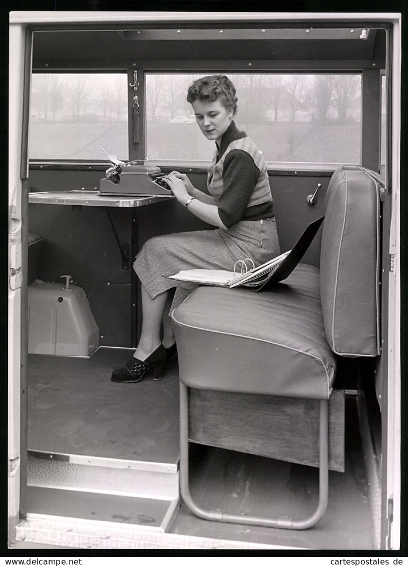 Fotografie Lastwagen / Autobus, Sekretärin Mit Triumph-Schreibmaschine Im Transporter Sitzend  - Métiers