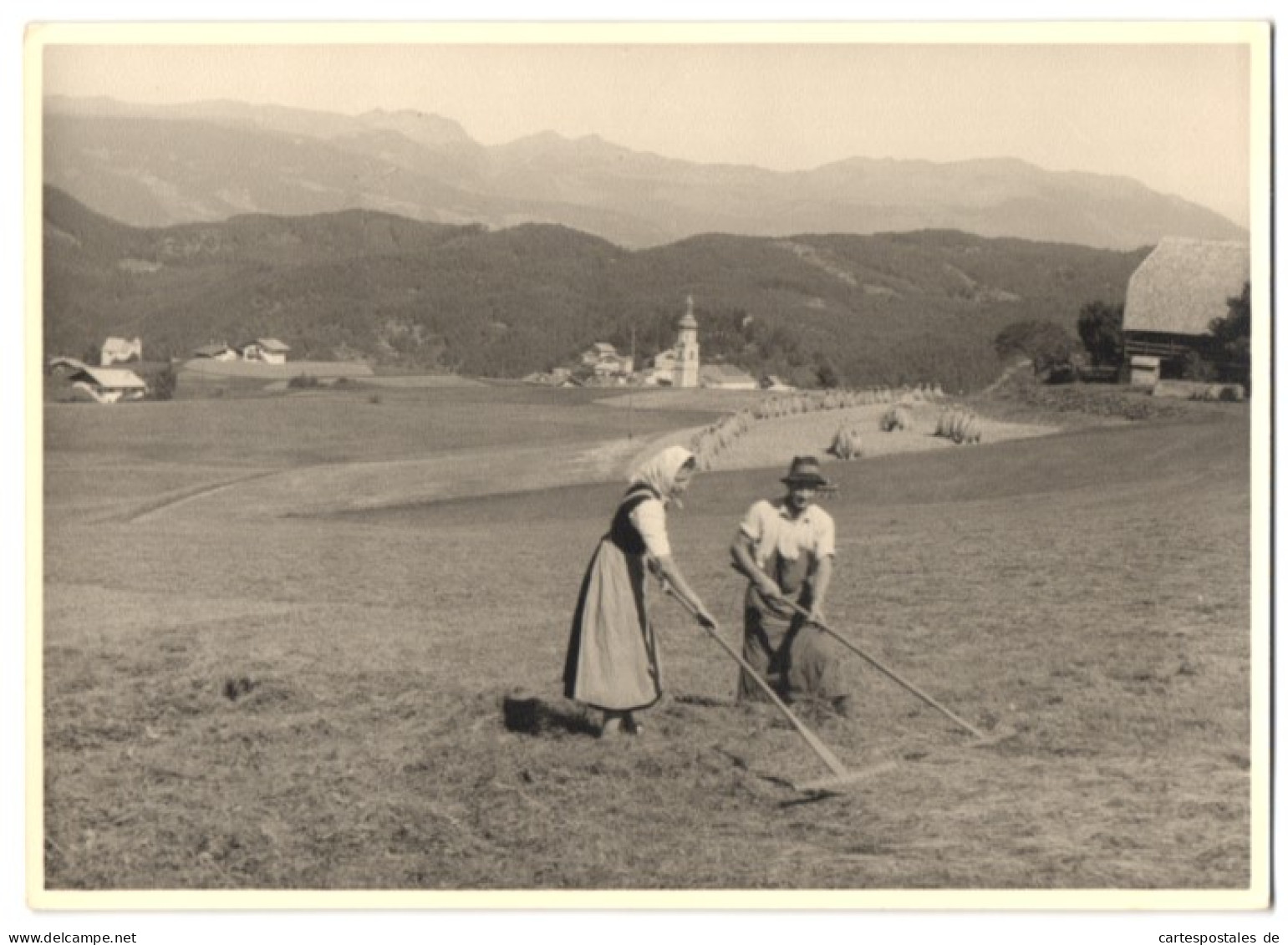 Foto Unbekannter Fotograf, Ansicht Kastelruth, Bauernpaar Bei Der Arbeit Am Ortsrand  - Lieux