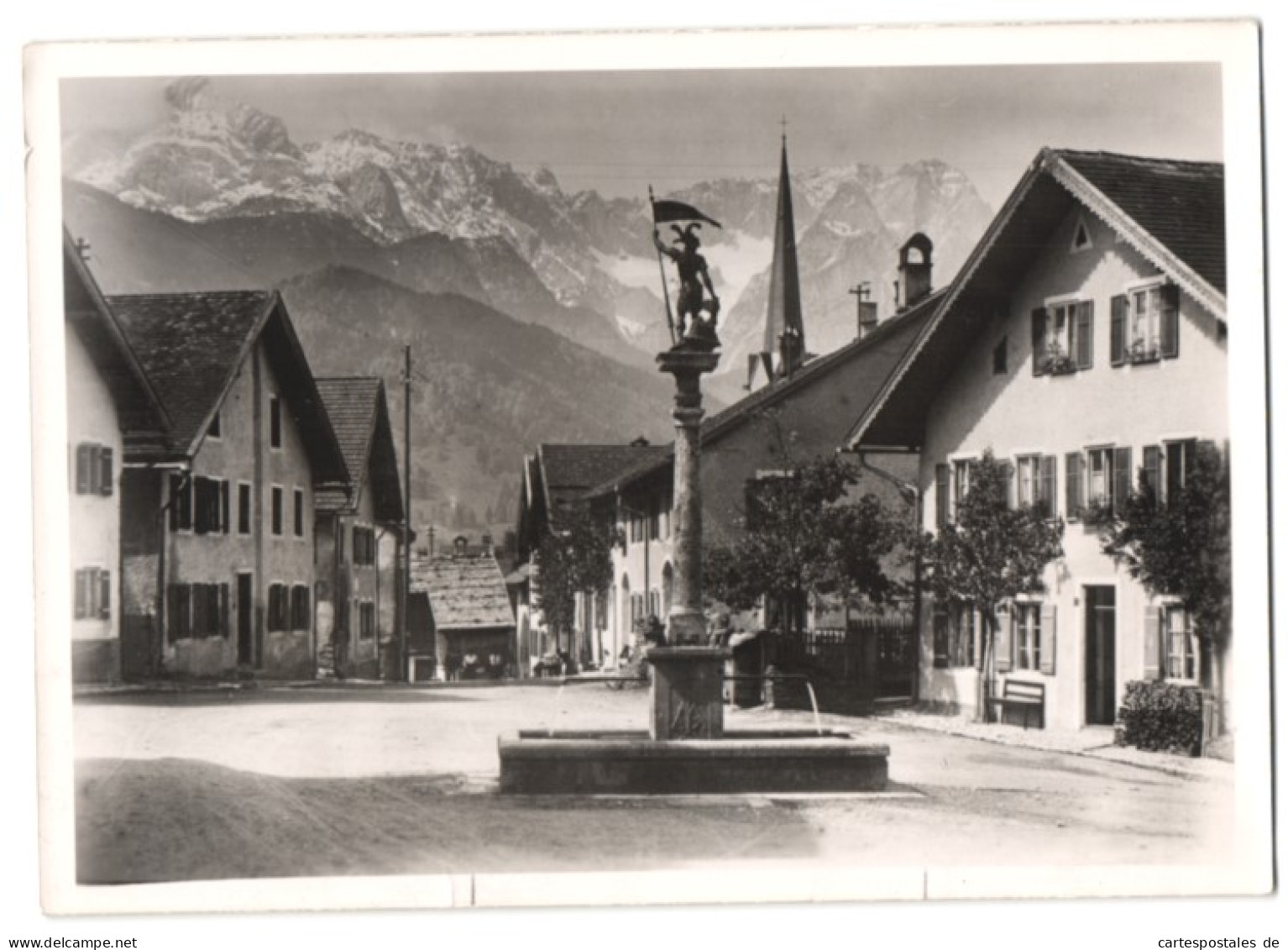 Fotografie Unbekannter Fotograf, Ansicht Partenkirchen, Platz Mit Denkmal Vor Dem Wettersteinmassiv  - Lieux