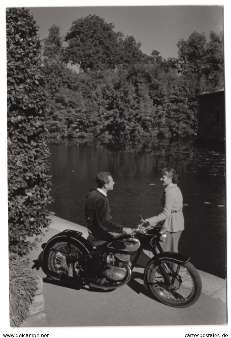 Fotografie Motorrad DKW, Paar Mit Krad Am Ufer Eines Mühlenteiches  - Automobile