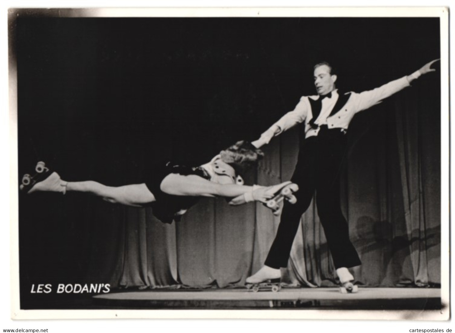 Fotografie Les Bodani's, Akrobaten-Paar Auf Rollschuhen Während Einer Vorführung  - Célébrités