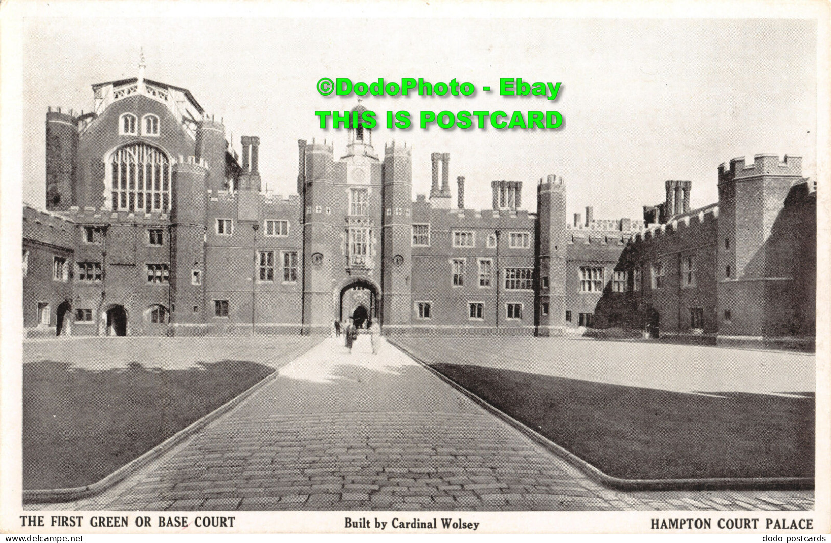 R455943 The First Green Or Base Court. Cardinal Wolsey. Hampton Court Palace. Th - Monde