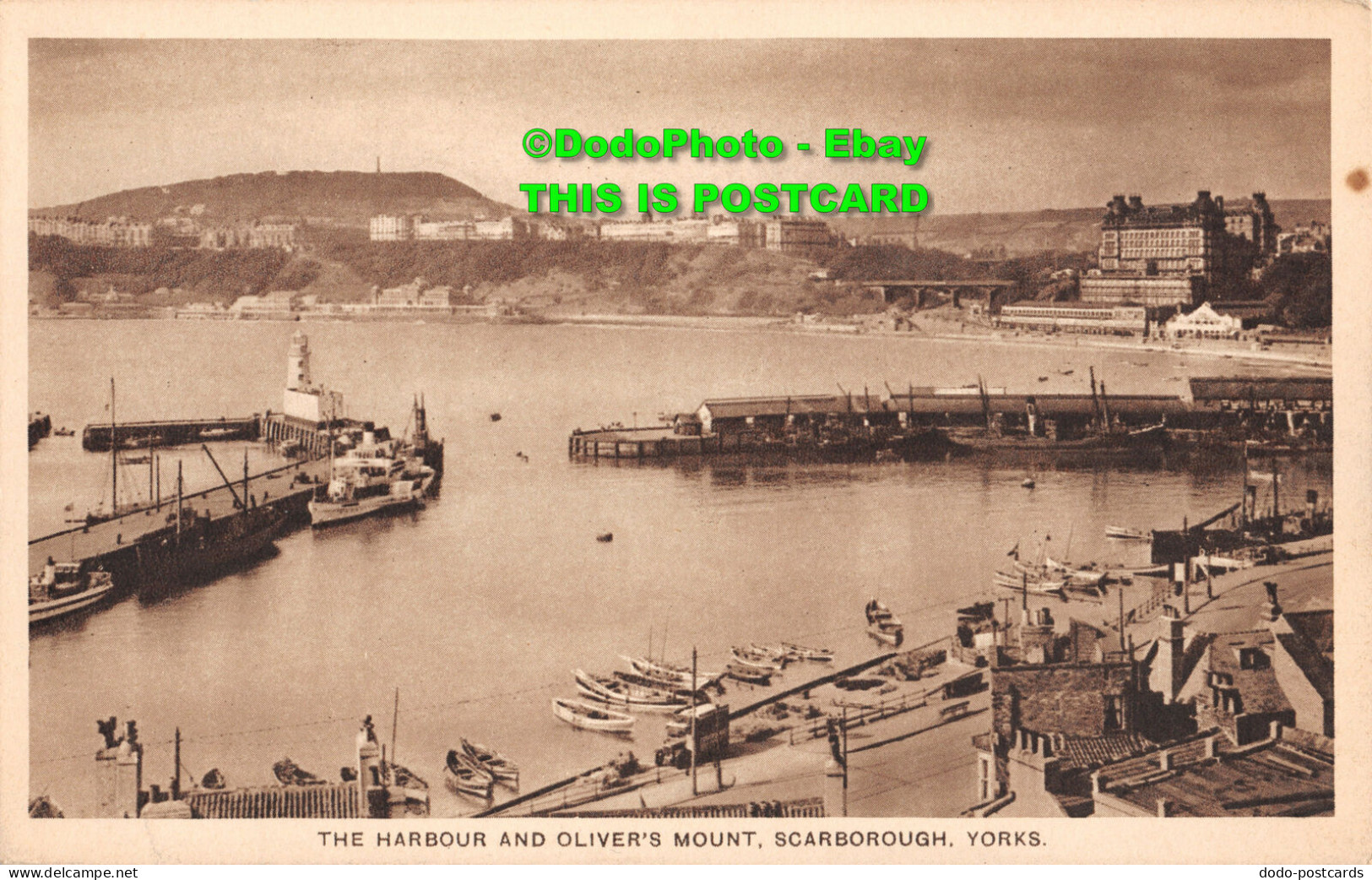 R455961 The Harbour And Olivers Mount. Scarborough. Yorks. Famous Seaside Resort - Monde