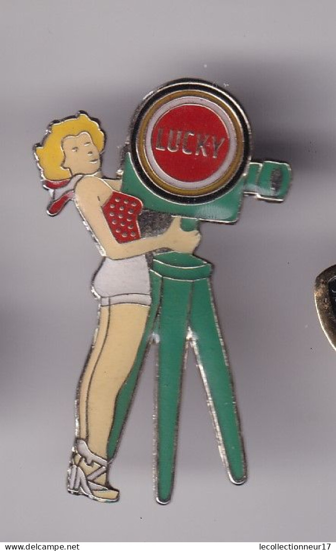 Pin's  Tabac Cigarettes Lucky Pin Ups Caméra Réf 8828 - Other & Unclassified