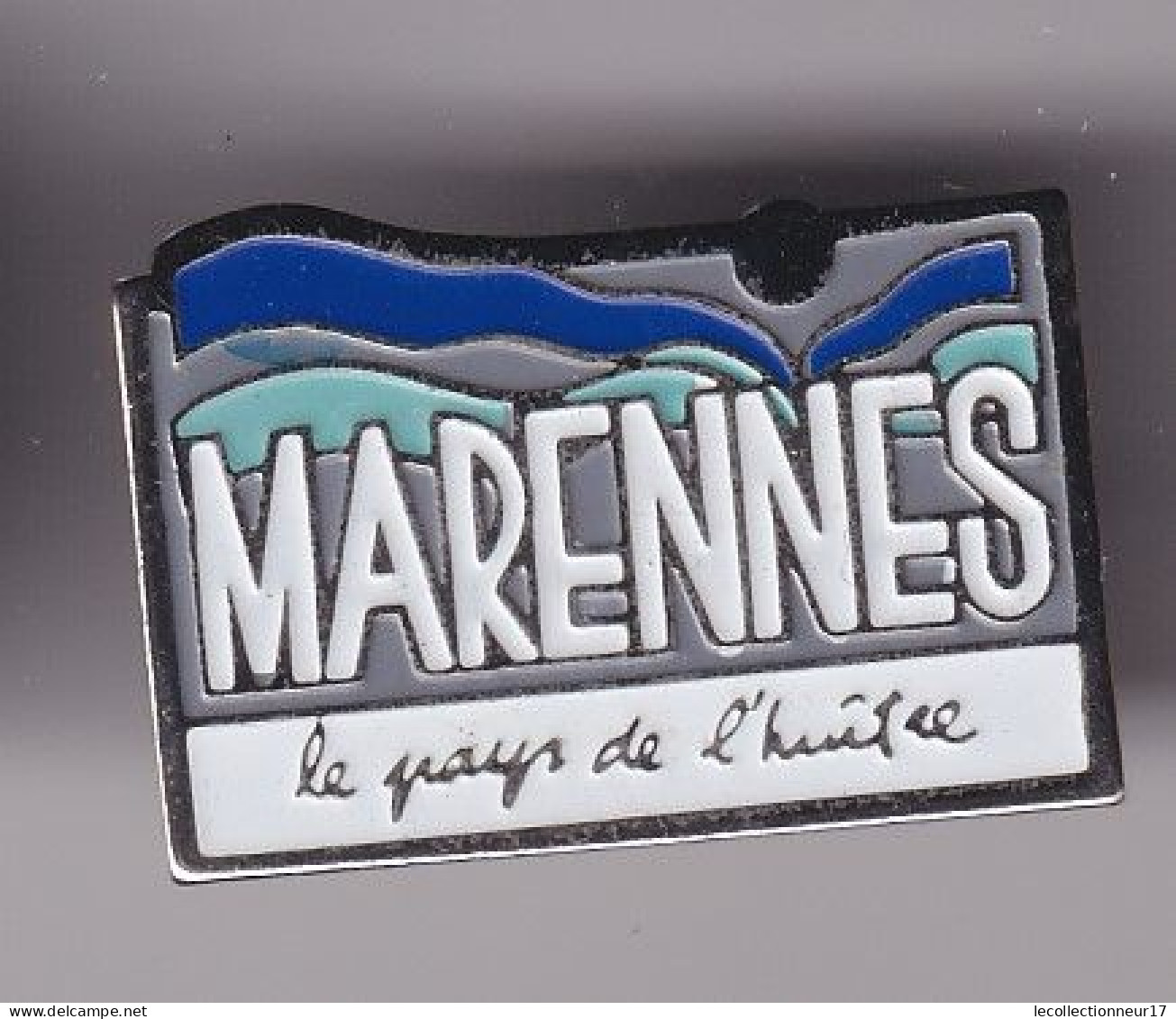 Pin's Marennes Le Pays De L'Huitre En Charente Maritime Dpt 17   Réf 8495 - Villes