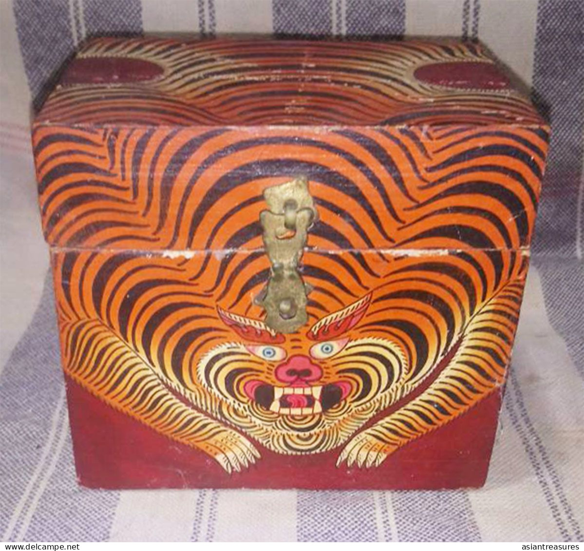 Antique Tibet Treasure Box With Tiger Design Intricate Work - Art Asiatique