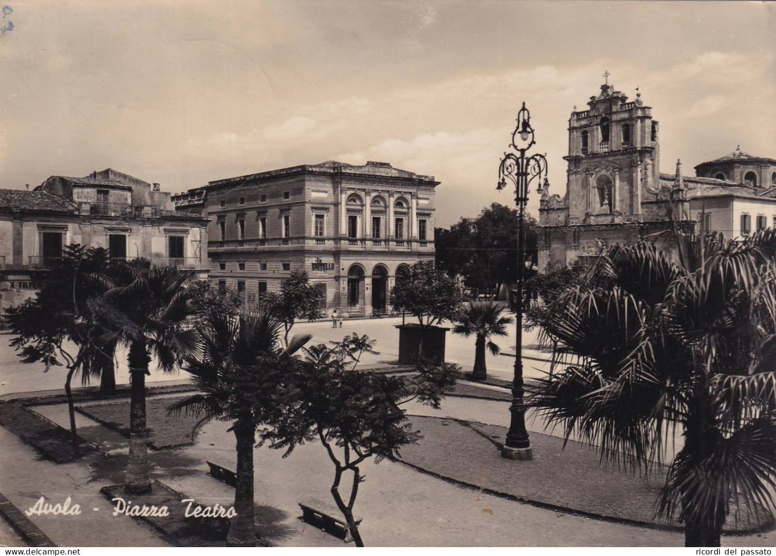 Cartolina Avola ( Siracusa ) Piazza Teatro - Siracusa