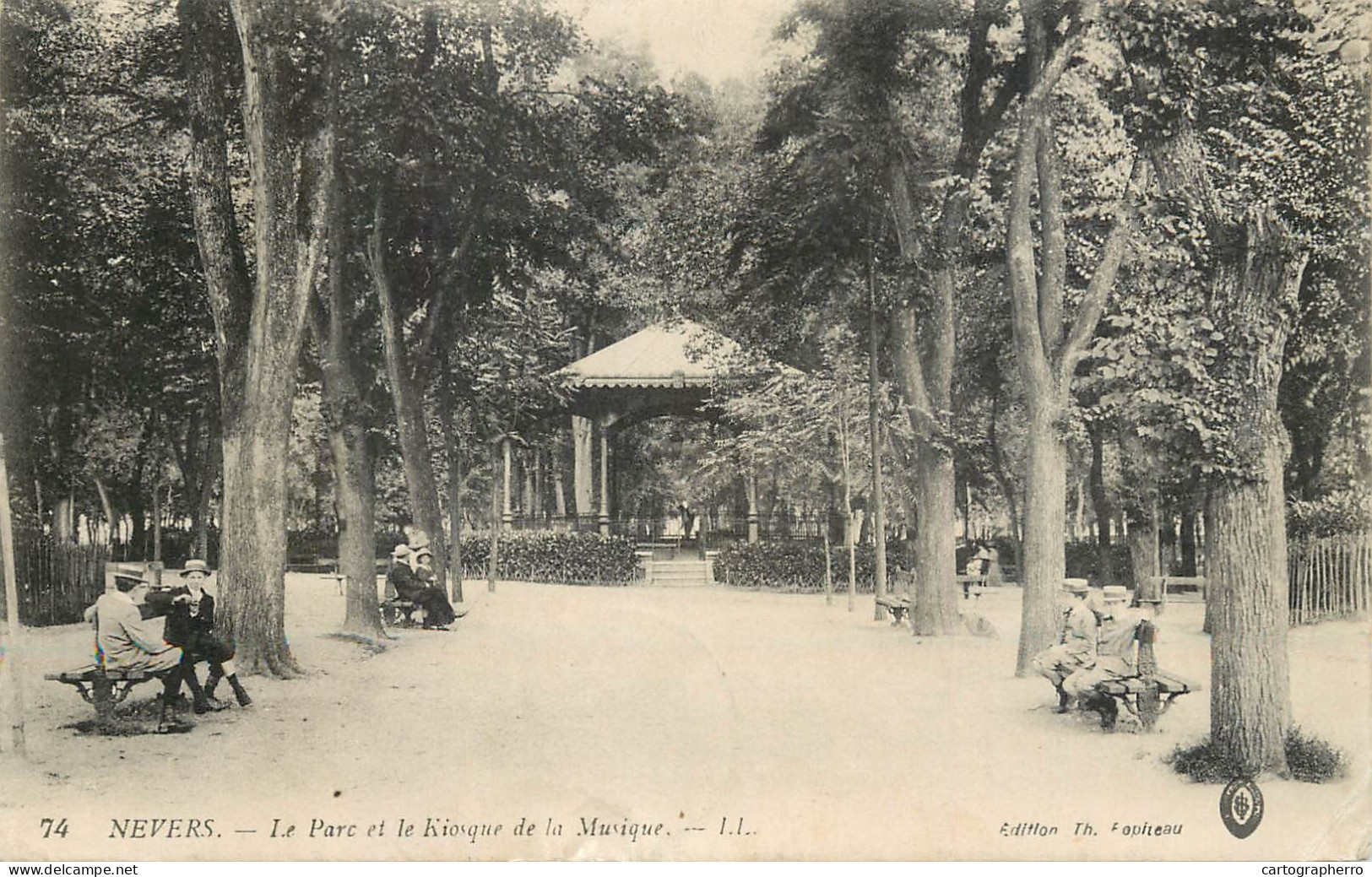 Postcard France Nevers Le Parc Et Le Kiosque De La Musique - Andere & Zonder Classificatie