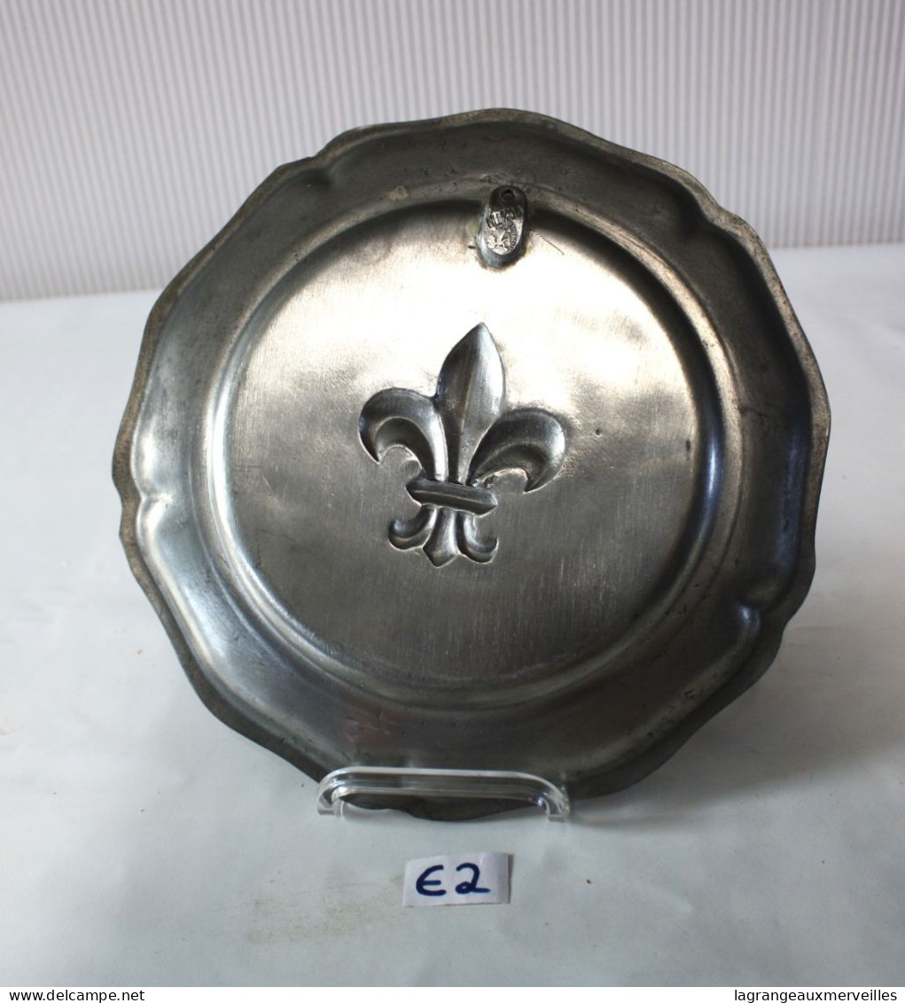 E2 Assiette Souvenir - Etain - Blason Familial - Tins