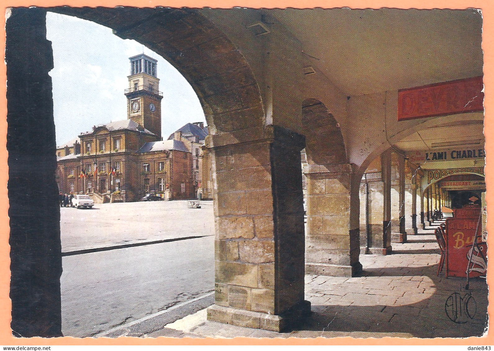 Ppgf/ CPSM Grand Format - ARDENNES - CHARLEVILLE - LA PLACE DUCALE LES ARCADES ET L'HOTEL DE VILLE - Charleville