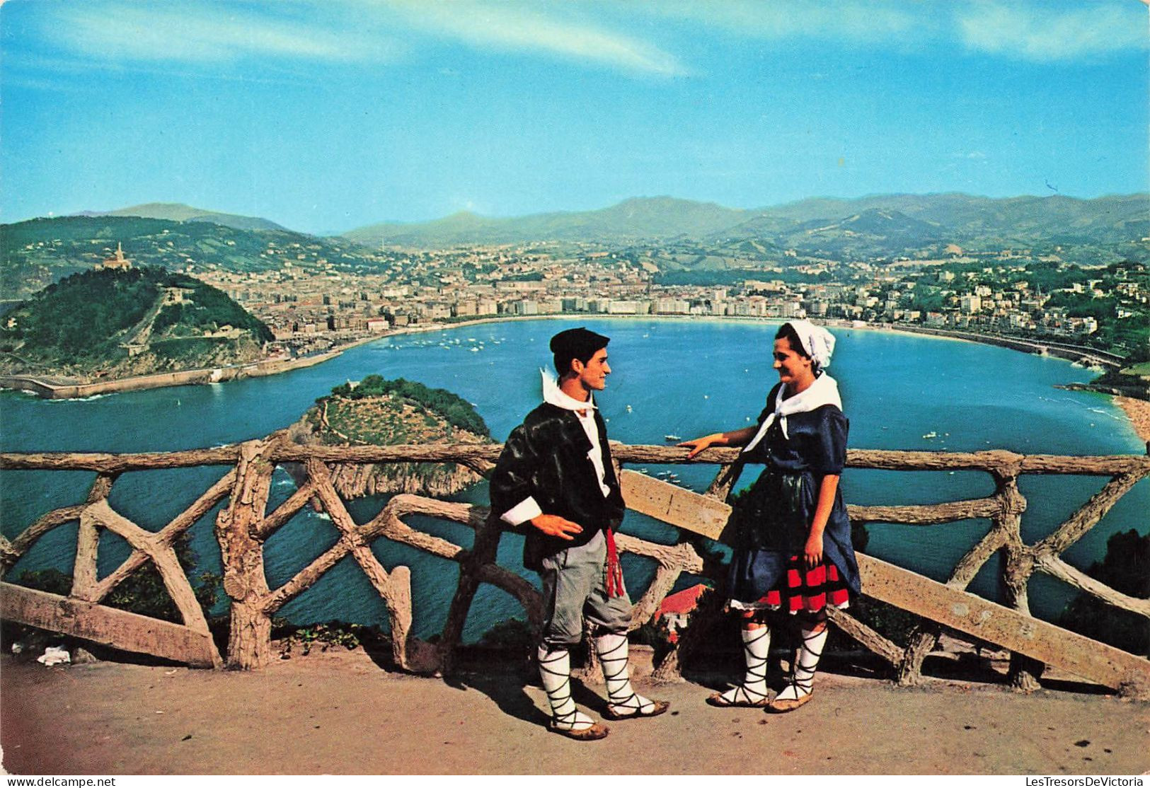 ESPAGNE - San Sebastian - Vue Des Montagne Igueldo - Couple Typique - Carte Postale - Guipúzcoa (San Sebastián)