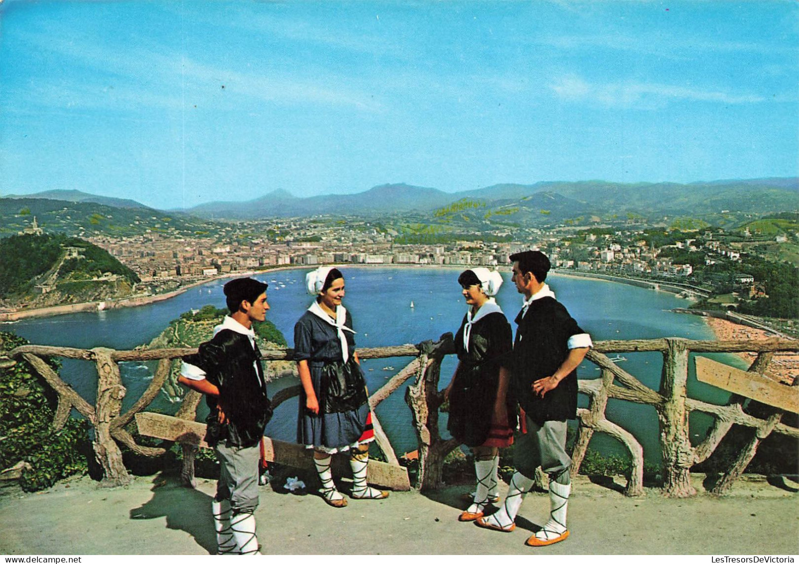 ESPAGNE - San Sebastian - Groupe Typique -Vue Générale  - Colorisé - Carte Postale - Guipúzcoa (San Sebastián)