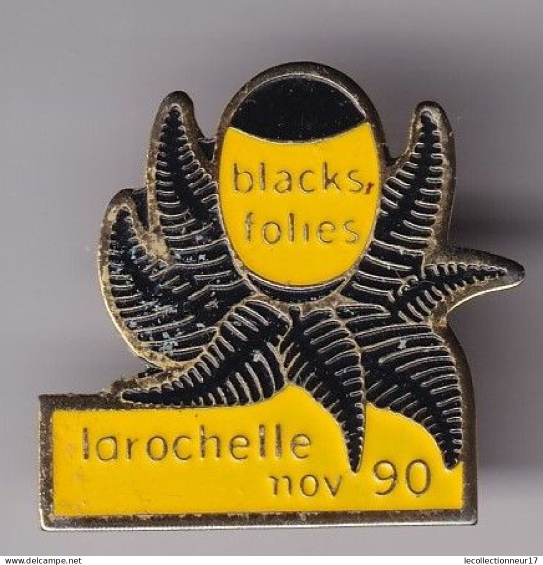 Pin's La Rochelle Nov 90 Blacks Folies Rugby En Charente Maritime Dpt 17 Réf 8310 - Villes