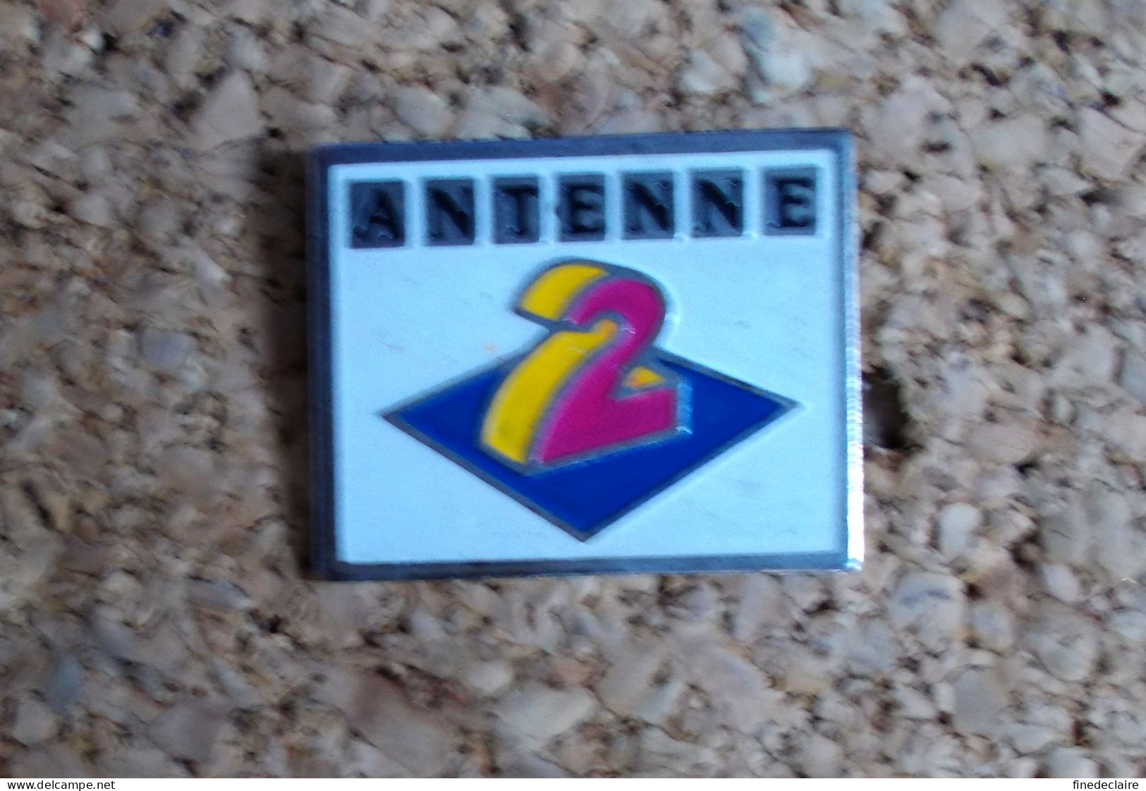 Pin's - Antenne 2 - Medias