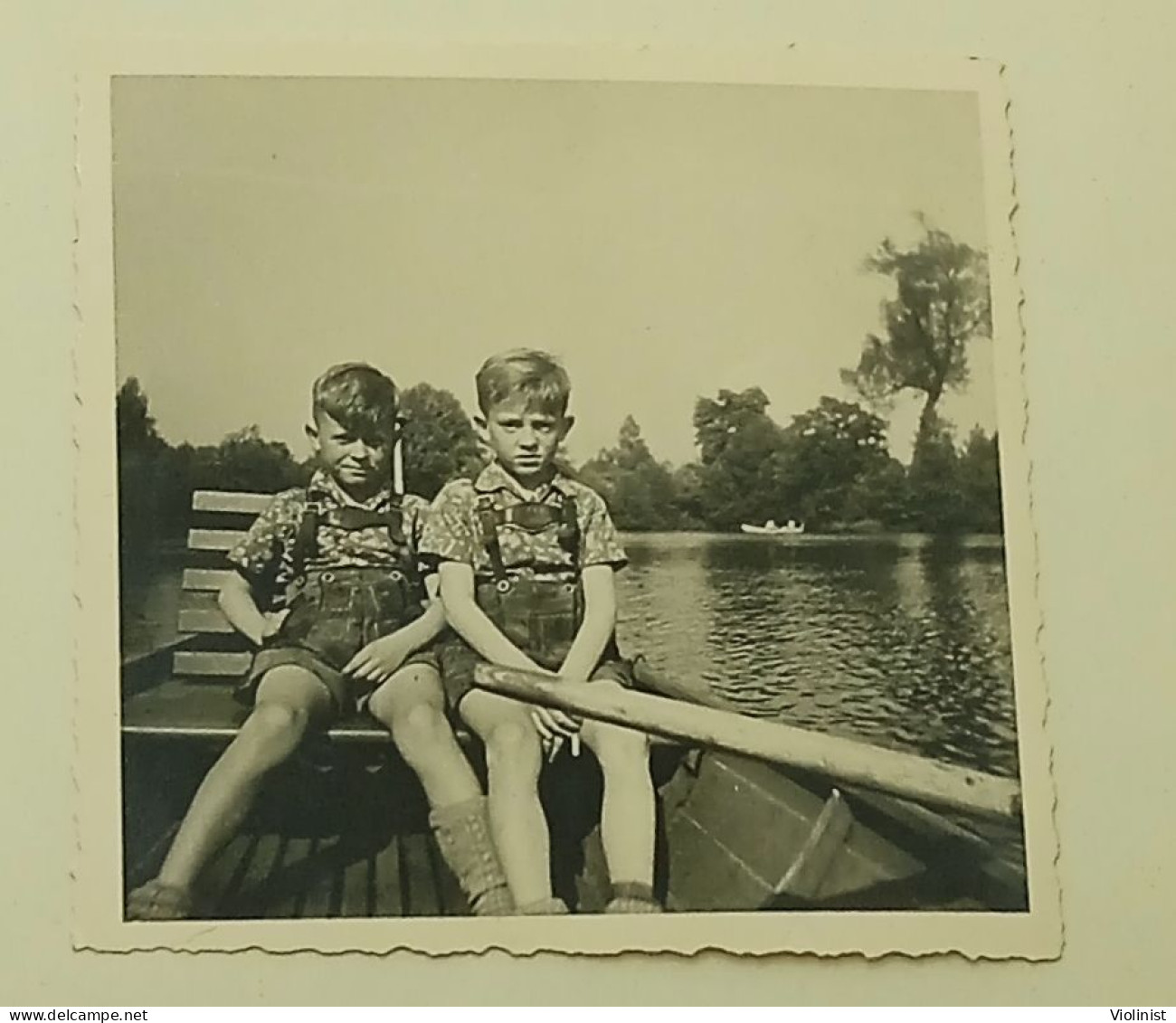 Two Boys In A Boat - Personnes Anonymes