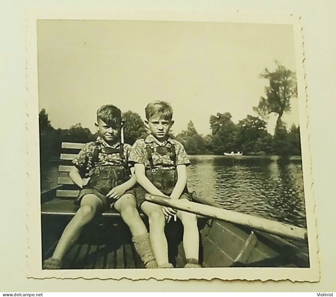 Two Boys In A Boat - Personnes Anonymes