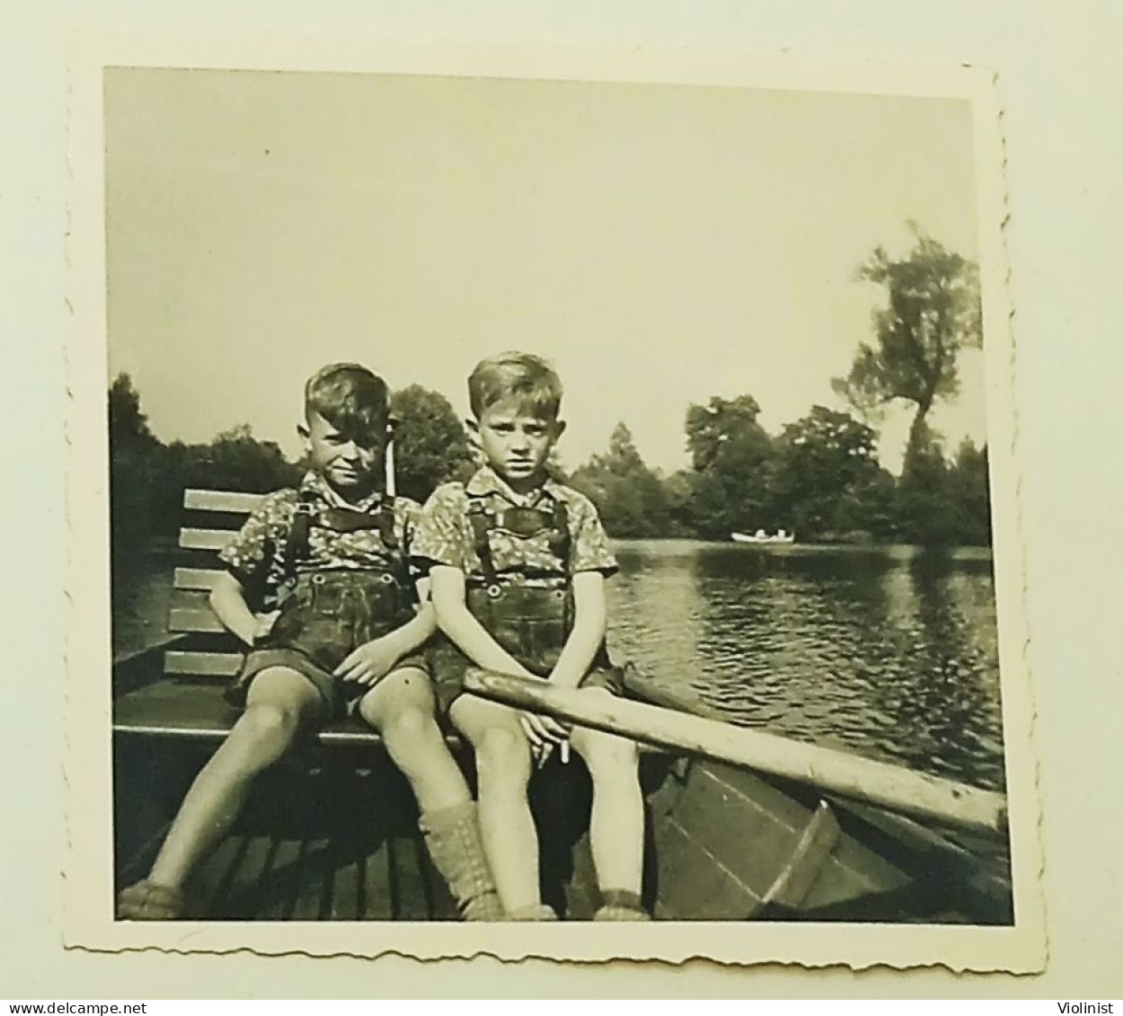 Two Boys In A Boat - Personnes Anonymes