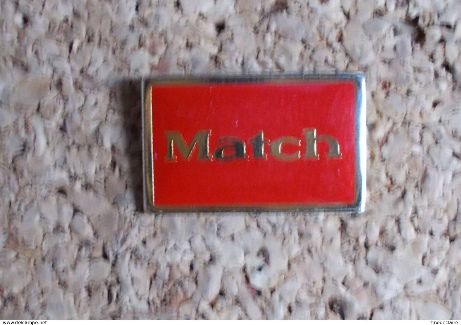 Pin's - Match - Médias