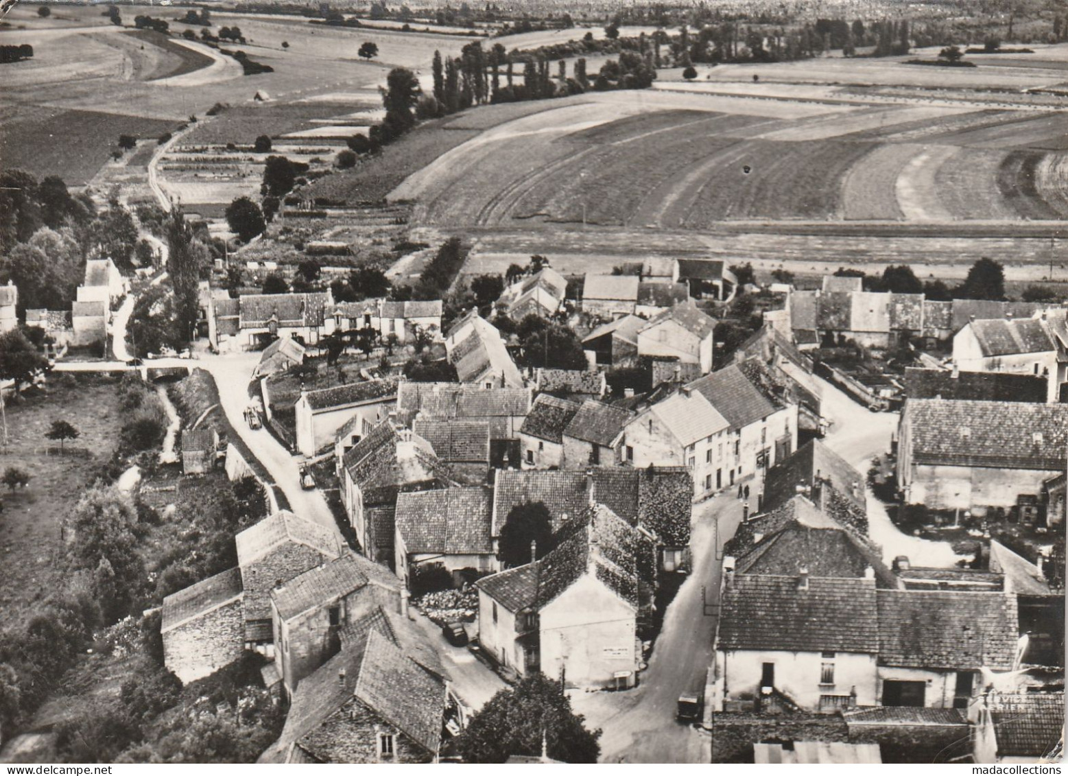 Malain (21 - Côte D'Or) Vue Générale Aérienne : Centre Du Bourg - Autres & Non Classés