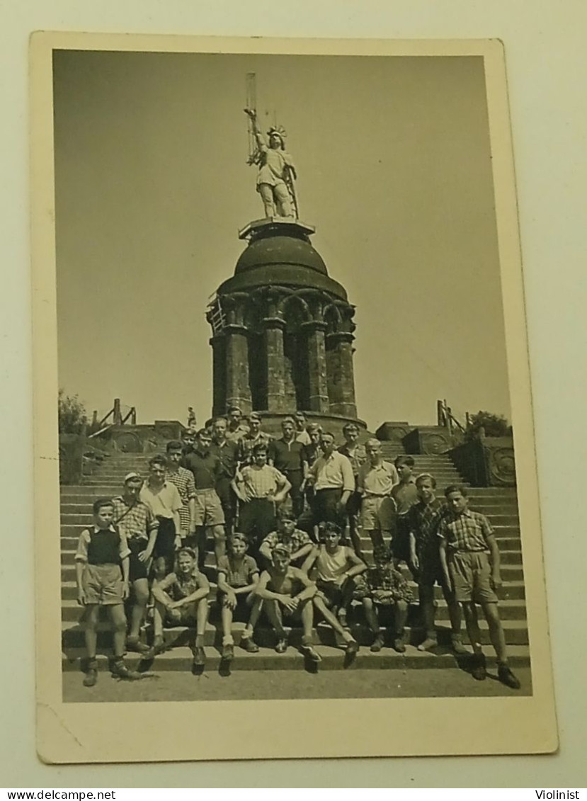 Germany-Teacher And School Boys In Front Of The Hermann Monument (Hermannsdenkmal) - Lieux