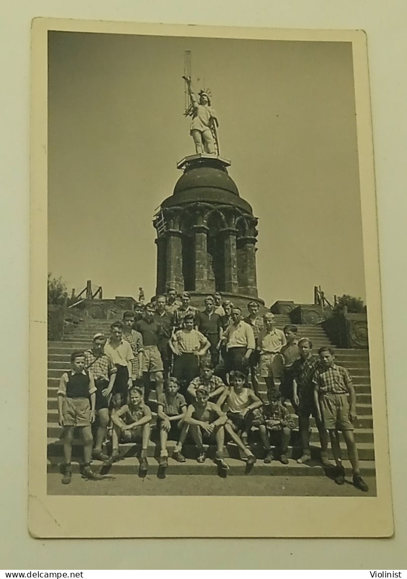 Germany-Teacher And School Boys In Front Of The Hermann Monument (Hermannsdenkmal) - Lieux