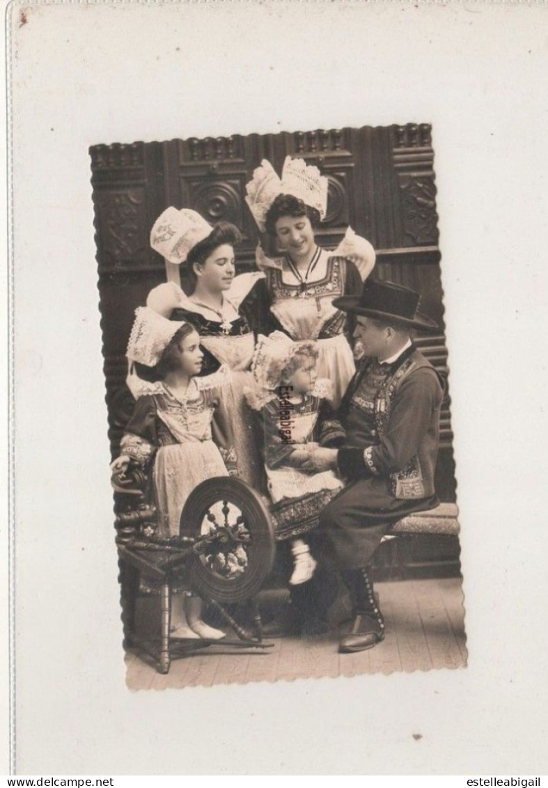 M & Md Cueff Et Leurs Filles   Pont Aven  1948 - Costumes