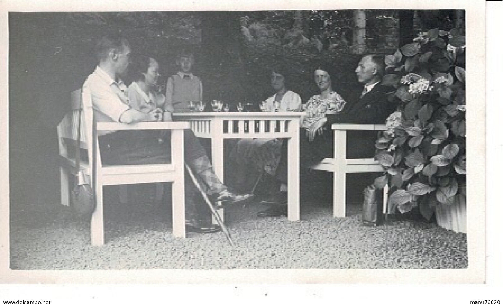 Ref 3 - Photo : Personnes à Table , Ville Et Environs à Beaufort Au Luxembourg  . - Europa