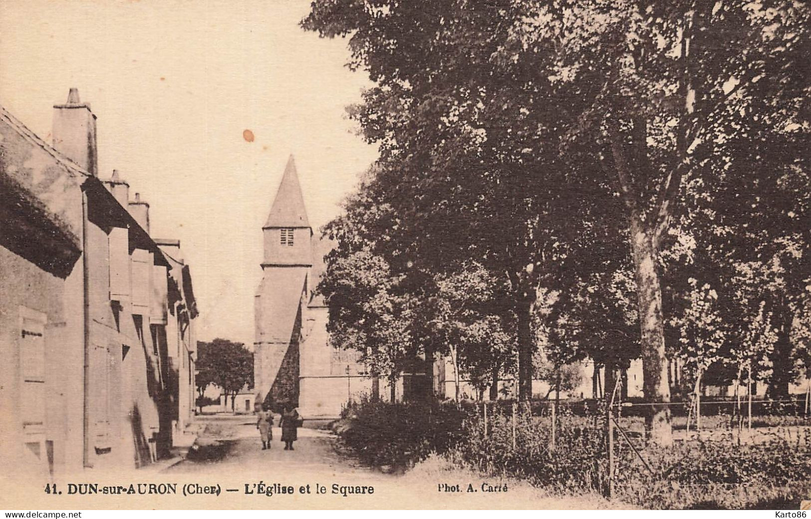 Dun Sur Auron * Rue , L'église Et Le Square - Dun-sur-Auron