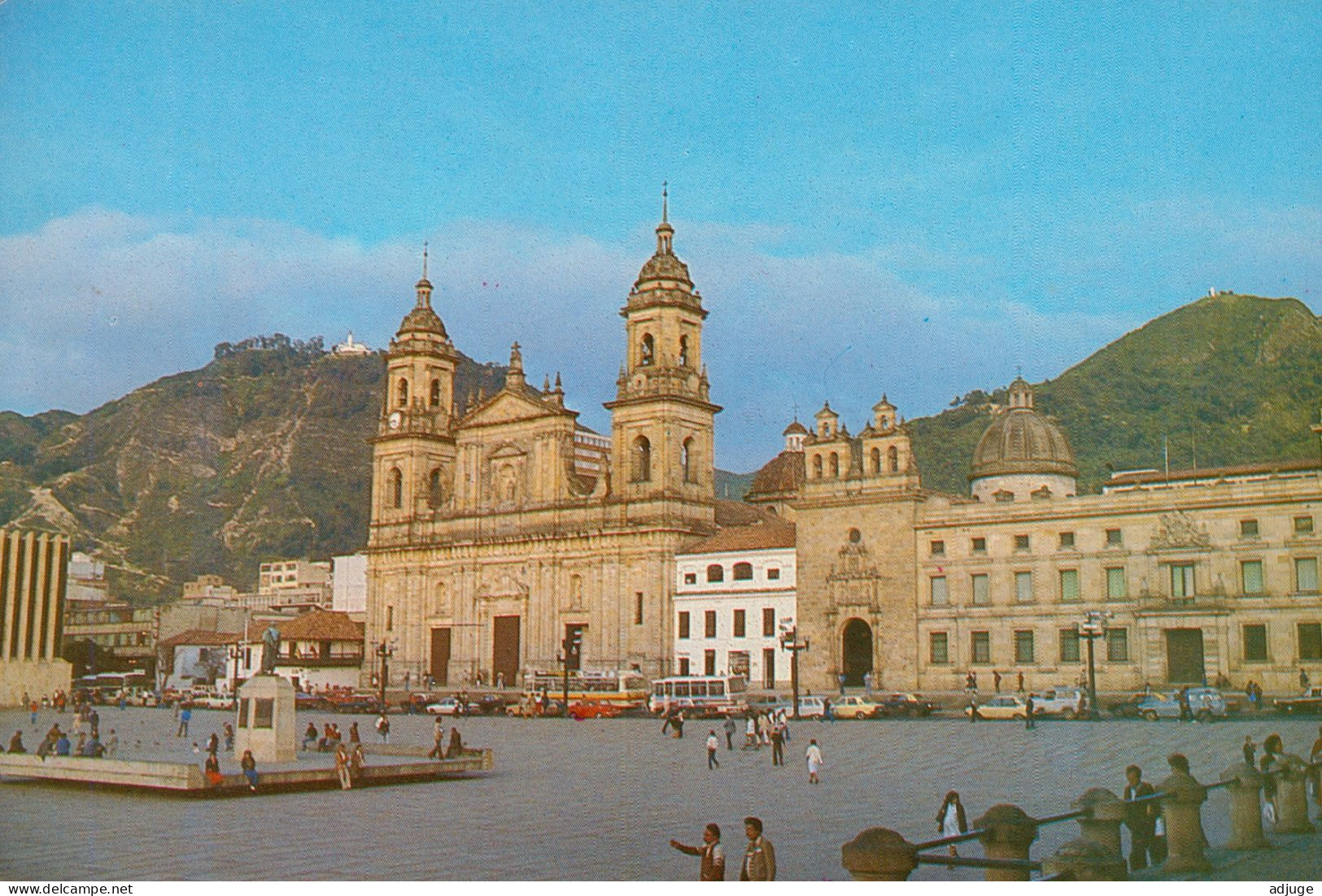 CPM-Bolivie- BOGOTA - Place Bolivar - Cathédrale - Timbre 1986 Visite De Jean-Paul II * TBE * 2 Scans - Kolumbien