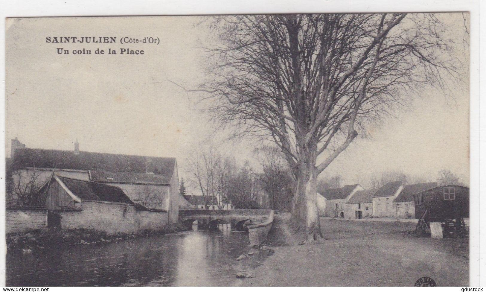 Côte-d'Or - Saint-Julien - Un Coin De La Place - Autres & Non Classés