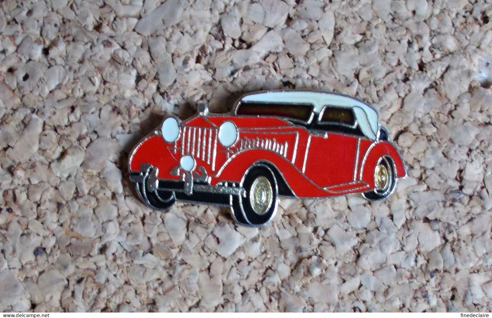 Pin's - Voiture Ancienne Rouge Et Blanche - Autres & Non Classés