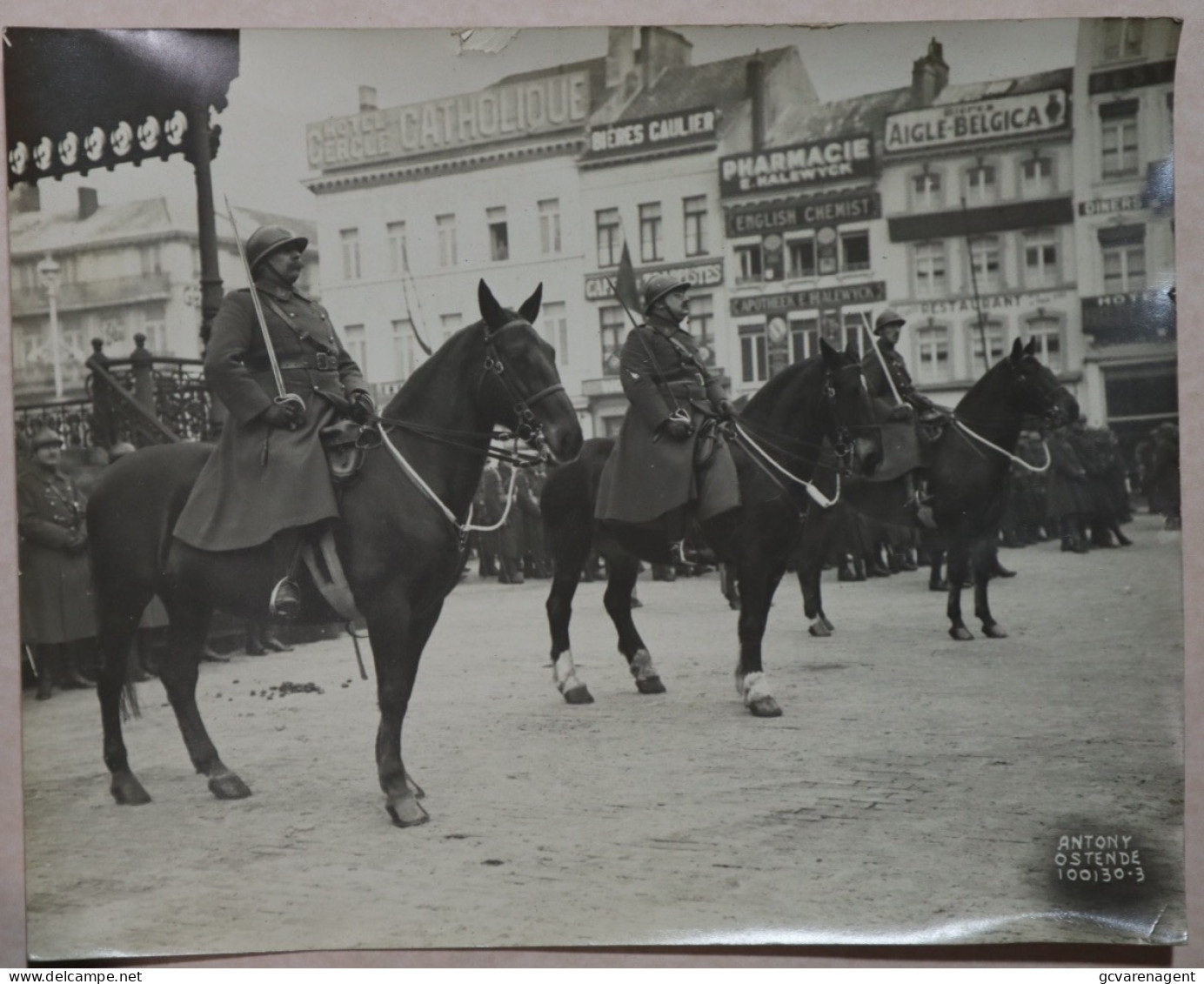 OOSTENDE   PLACE D'ARMES.  MILITAIREN      ORIGINELE FOTO ANTONY = ACHTERAAN STEMPEL VAN ANTONY  300 X 240 MM - Lieux