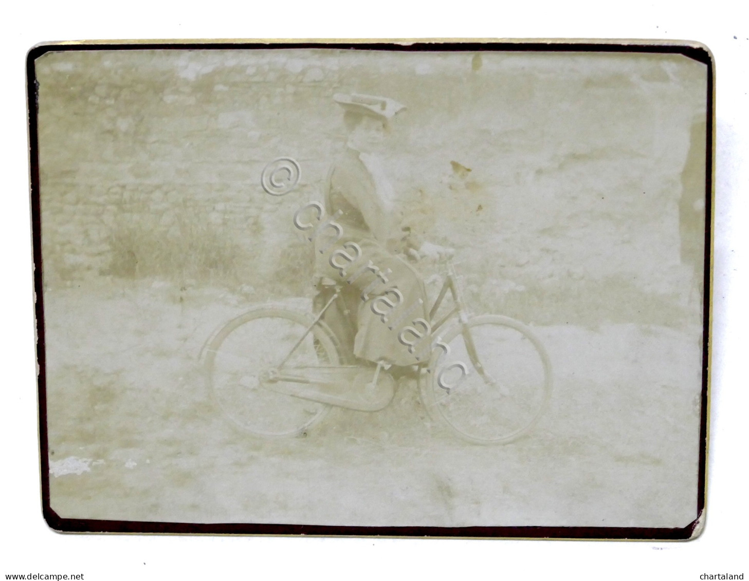 Fotografia D'epoca Albumina - Donna Ritratta In Bicicletta - 1900 Ca. - Autres & Non Classés